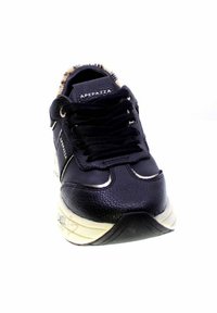 Sneaker nera con tomaia in pelle testurizzata, caratterizzata da chiusura con lacci, dettagli argento e una suola bianca spessa. Nome del marchio "Apepazza" visibile.