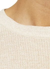 Pull en tricot beige clair doté d'un col large côtelé et d'un motif texturé en tricot ajouré, mettant en avant un design décontracté.