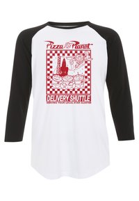 Baseball-stil skjorte med hvid krop og sorte raglanærmer. Har et rødt grafik af pizza og figurer, med teksten "Pizza Planet Leveringsskib."