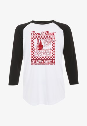 Tričko ve stylu baseballu s bílým tělem a černými raglánovými rukávy. Obsahuje červenou grafiku s pizzou a postavičkami, s nápisem "Pizza Planet Delivery Shuttle."