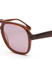 Occhiali da sole marroni con montatura quadrata e lenti sfumate viola. Le stanghette presentano un design nero testurizzato. Materiale plastico liscio.
