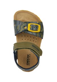 Sandal con motivo camouflage, con suola in suede marrone, fibbia gialla e cinturino verde regolabile. Presenta fori per la traspirabilità.