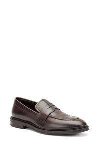Mocassino in pelle marrone con un design cucito, una fascia decorativa sul vamp, e una suola piatta in gomma.