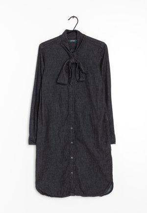 Robe chambray gris foncé à manches longues, avec col et détail de nœud au cou. Dotée d'une fermeture à boutons à l'avant et d'un ourlet incurvé.