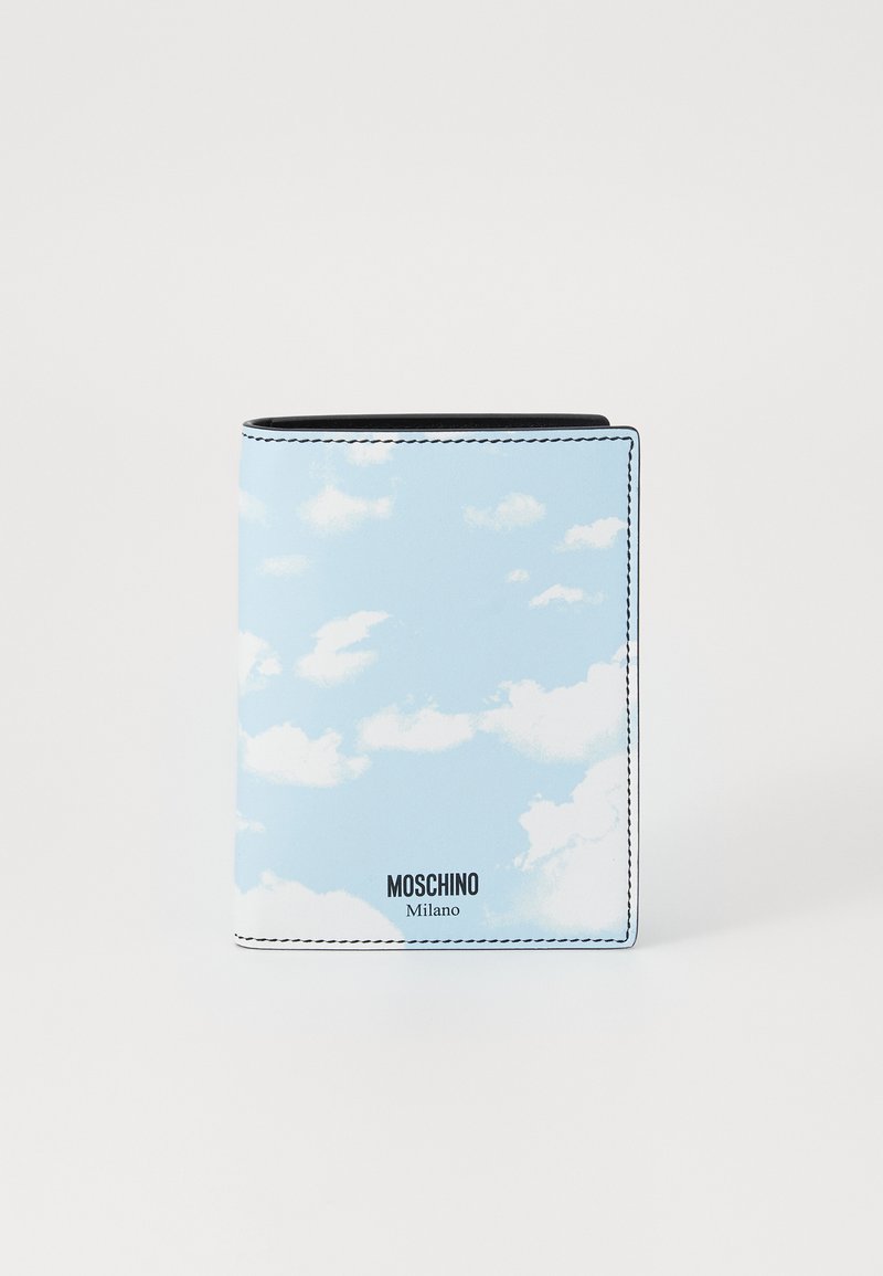 Taevansinine rahakott pilvemustriga, must sisemus, valge õmblus ja trükitud brändinimi "Moschino Milano" allosas.