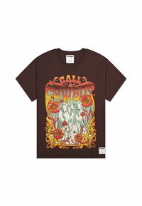 Brązowy bawełniany t-shirt z grafiką przedstawiającą dwie białe konie, czerwone kwiaty oraz tekst "ZADZWOŃ DO KOWBOJA" w ozdobnej czcionce.
