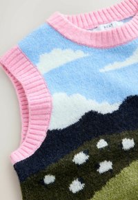 Ärmelloser Strickpullover mit einem rosa gerippten Kragen, Landschaftsdesign mit blauem Himmel, weißen Wolken, grünen Hügeln und strukturierten Details.