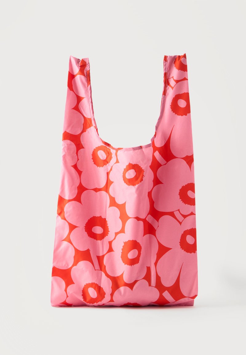 Sac de courses réutilisable avec un motif floral rose vif et rouge, posé debout sur fond blanc uni.
