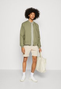 Pier One 2 PACK - Shorts - grey/beige