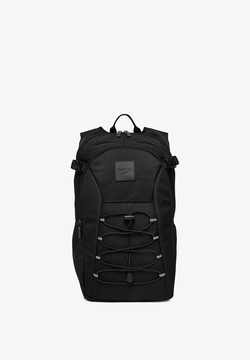 Zaino nero Reebok con cordino elastico frontale, multiple tasche con zip e maniglia superiore per il trasporto su sfondo bianco.