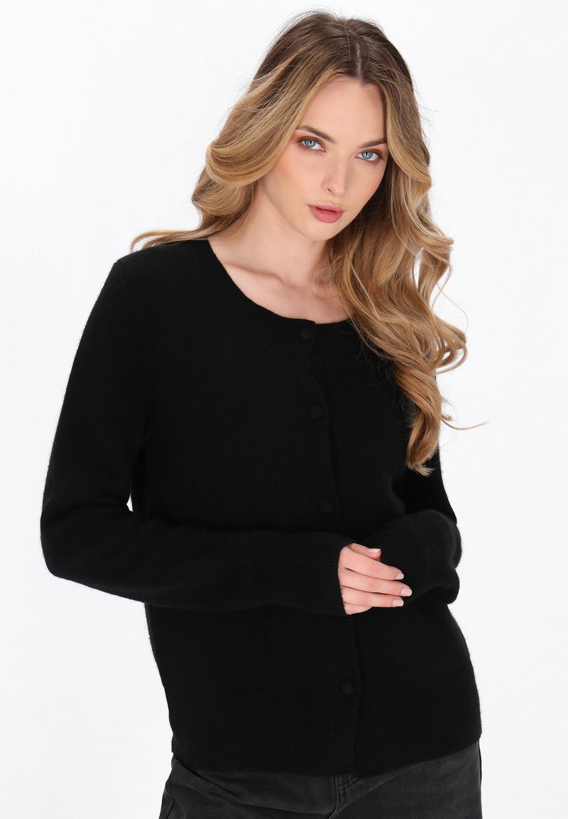 Cardigan nero realizzato in morbidissimo tessuto a maglia, con scollo rotondo e chiusura a bottoni, maniche lunghe e polsini a costine.
