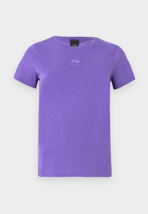 T-shirt violet à manches courtes en coton. Présente un col rond et un petit motif brodé sur la poitrine. Texture lisse.