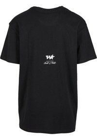 T-shirt en coton noir avec un col rond, des manches courtes et un logo blanc imprimé dans le haut du dos. Coupe décontractée avec une texture lisse.