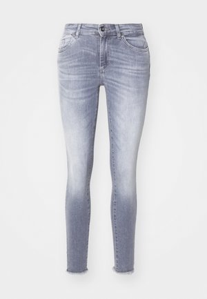 Schmale Jeans aus hellblauem Denim mit einem ausgewaschenen Look, fünf Taschen und einem ausgefransten Saum. Dezente Nähte an verschiedenen Stellen.