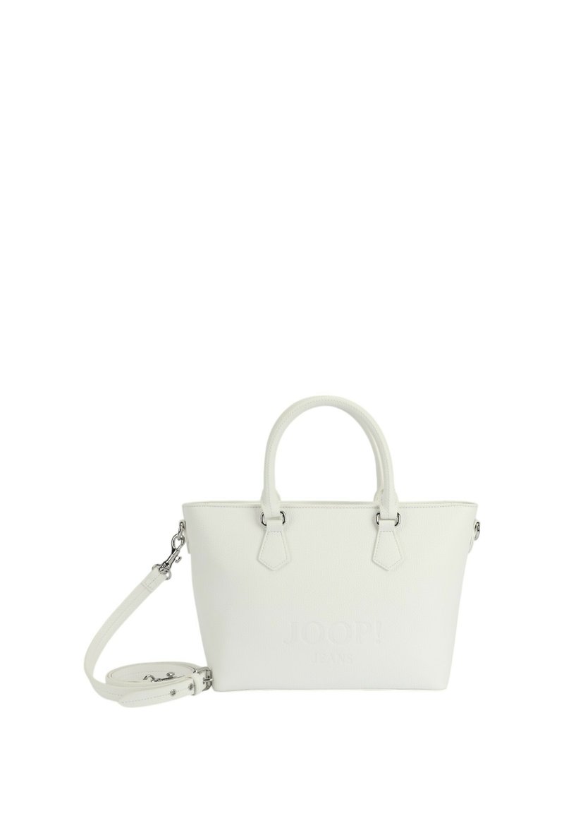 Biała skórzana torba na ramię z dwoma uchwytami u góry, regulowanym paskiem, teksturowanym wykończeniem i wytłoczonym logo z przodu. Prostokątny kształt z subtelnymi akcentami.