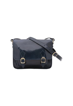Navy Leder Crossbody-Tasche mit glänzender Oberfläche, ausgestattet mit doppelten Schnallenakzenten, einem flachen Design und einem verstellbaren Tragegurt.