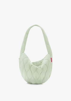 Borsa a tracolla trapuntata verde chiaro a forma di mezzaluna con tracolla imbottita abbinata, con una piccola etichetta rossa del marchio sul lato.
