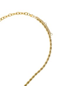 Złoty naszyjnik z łańcuchem w formie splotu, z zapięciem typu homar i regulowanym łańcuchem przedłużającym na białym tle.