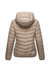 Beige vadderad jacka med huva, med vertikala quiltade sektioner och en liten logotagg på den nedre sidan. Slät, glänsande textur.