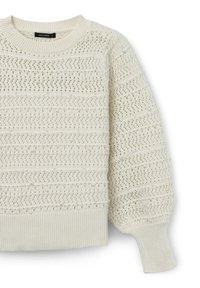 Weißer gestrickter Pullover mit strukturiertem Spitzenmuster, versehen mit Perlenakzenten. Klassischer Rundhalsausschnitt sowie enganliegende gerippte Bündchen und Saum.