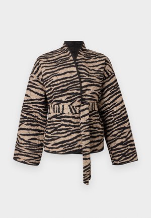 Jachetă matlasată bej cu dungi negre de tigru, având un design înfășurat, mâneci lungi și un cordon legat în talie.