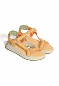 Sandalias naranjas y beiges con tiras trenzadas, cierres de velcro y suelas acolchadas que presentan acentos en verde y una plantilla texturizada.