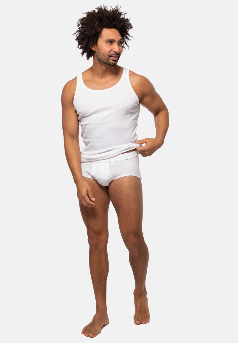 Witte katoenen tanktop en slips op een man, met een slim fit ontwerp, gladde textuur en een klassieke snit. Zacht materiaal zonder zichtbare patronen.