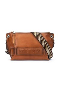 Bolso cruzado de cuero marrón con una superficie texturizada, cuenta con una correa ajustable a rayas y un logo en relieve en la parte frontal. Cierre con cremallera.