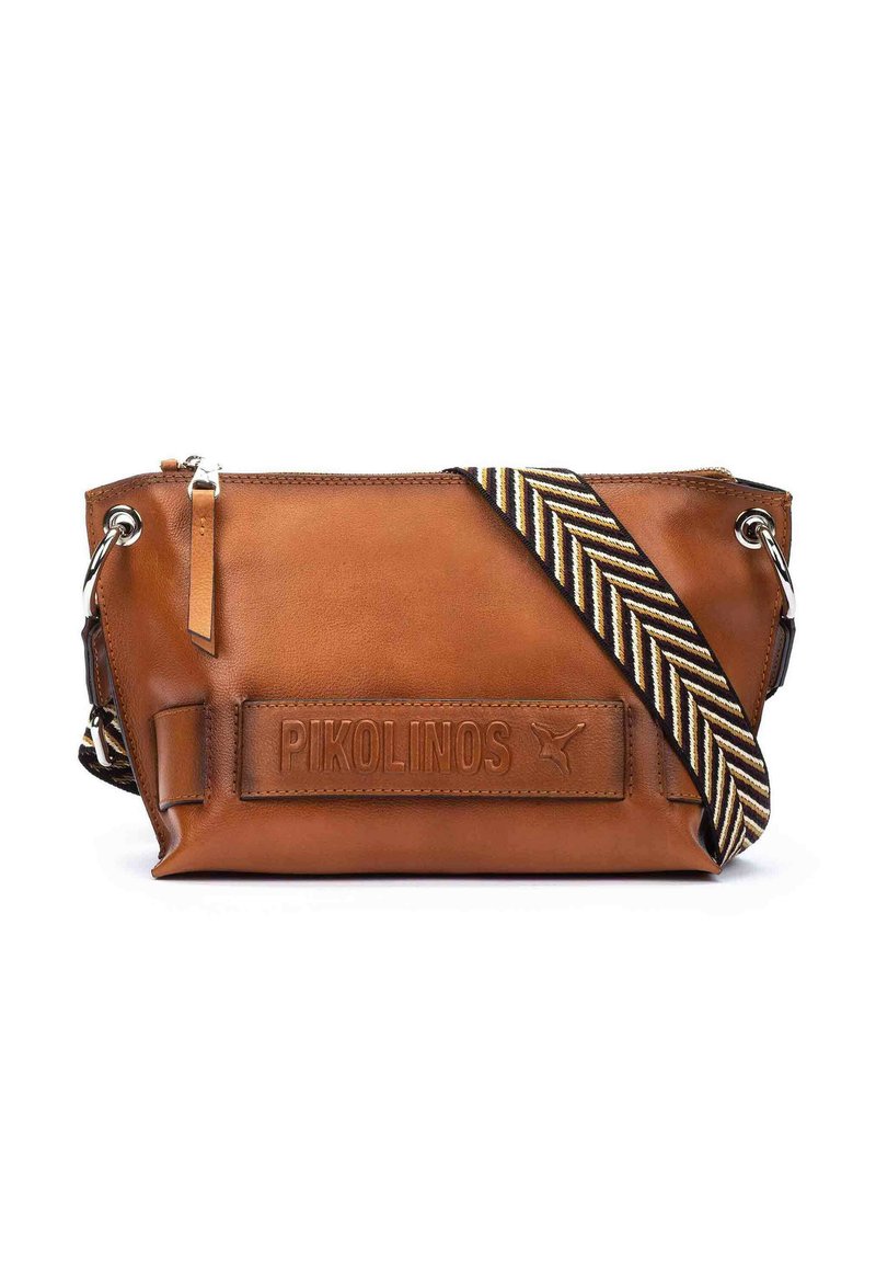 Bolso cruzado de cuero marrón con una superficie texturizada, cuenta con una correa ajustable a rayas y un logo en relieve en la parte frontal. Cierre con cremallera.