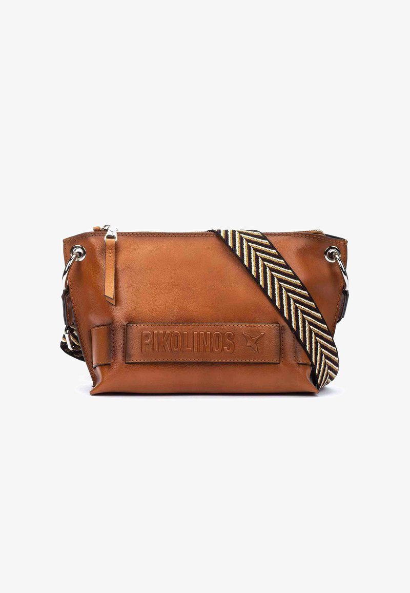 Bolso cruzado de cuero marrón con una superficie texturizada, cuenta con una correa ajustable a rayas y un logo en relieve en la parte frontal. Cierre con cremallera.