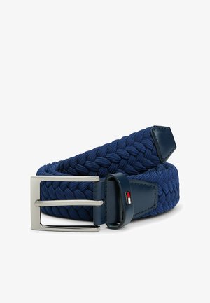 Marineblauwe gevlochten riem van stof met een gestructureerde afwerking. Voorzien van een zilveren metalen gesp en een blauwe leren band met een logo-accent.