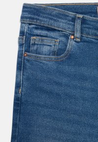 Blauwe denim jeans met een klassiek ontwerp. Voorzien van een voorzak, contrasterende stiksels en een lichte vervaagde textuur.