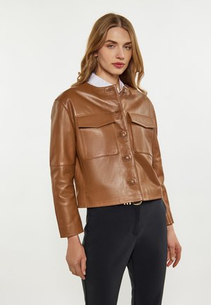 Braune Lederjacke mit verkürztem Design, ausgestattet mit zwei Brusttaschen und einem Knopfverschluss. Glatte Textur und Stehkragen.
