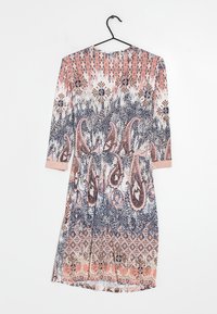 Vestido con estampado floral de mangas largas, que presenta tonos de rosa, marino y crema. La tela tiene una textura suave y una cintura ajustada.