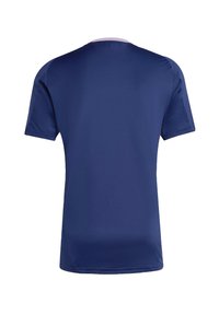 Námornícky modré športové tričko s krátkym rukávom a okrúhlym výstrihom, s hladkou textúrou tkaniny. Obsahuje kontrastné lemovanie na golieri.