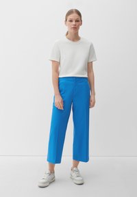 s.Oliver MIT HIGH RISE - Broek - royalblau