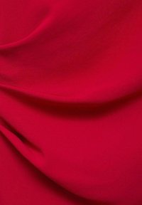 Roter Stoff mit einer glatten, leicht dehnbaren Textur, die subtile Drapierung und eine einheitliche Farbe aufweist. Es sind keine sichtbaren Muster oder Verzierungen vorhanden.