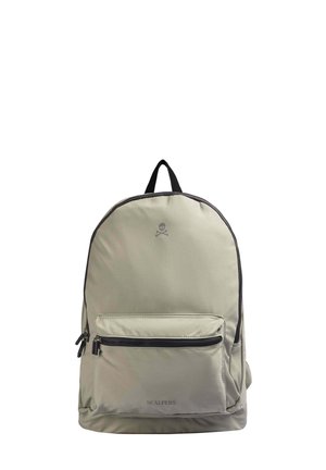 Mochila gris claro con forma redondeada, cremalleras negras y un bolsillo frontal. Presenta un logo en la parte superior y una textura de tela duradera.