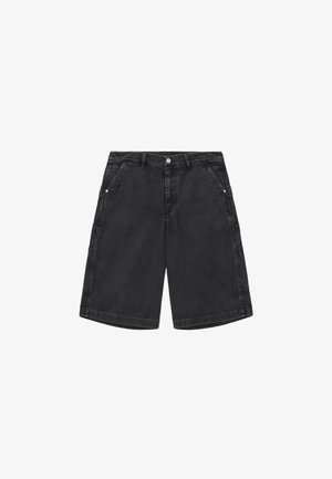 Schwarze Denim-Shorts mit lockerem Sitz, ausgestattet mit zwei Fronttaschen, einem Knopfverschluss und sichtbaren Steppnähten am Bund und an den Säumen.