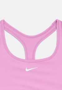 Αθλητικό σουτιέν Nike σε φωτεινό ροζ, με σχεδιασμό racerback, απαλό ύφασμα και λευκό λογότυπο στο μπροστινό μέρος. Ραφές κατά μήκος των ακρών.