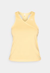 Geel atletisch tanktop met een mesh-structuur, voorzien van een kruiselings ontwerp aan de voorkant, racerback en een subtiel Adidas-logo linksboven.