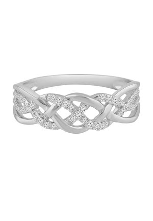 Anillo de plata con un diseño intrincado torcido, parcialmente incrustado con pequeñas piedras preciosas claras y redondas.