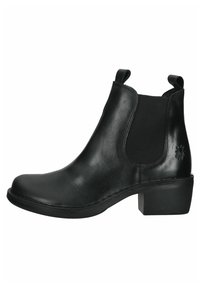 Stivaletto Chelsea in pelle nera con pannelli laterali elasticizzati, tacco basso impilato e dettaglio del logo in rilievo sul lato esterno. Finitura liscia e punta arrotondata.