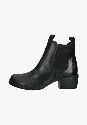 Bottine Chelsea en cuir noir avec panneaux latéraux élastiques, talon bas empilé et détail de logo embossé sur le côté extérieur. Fini lisse et bout rond.