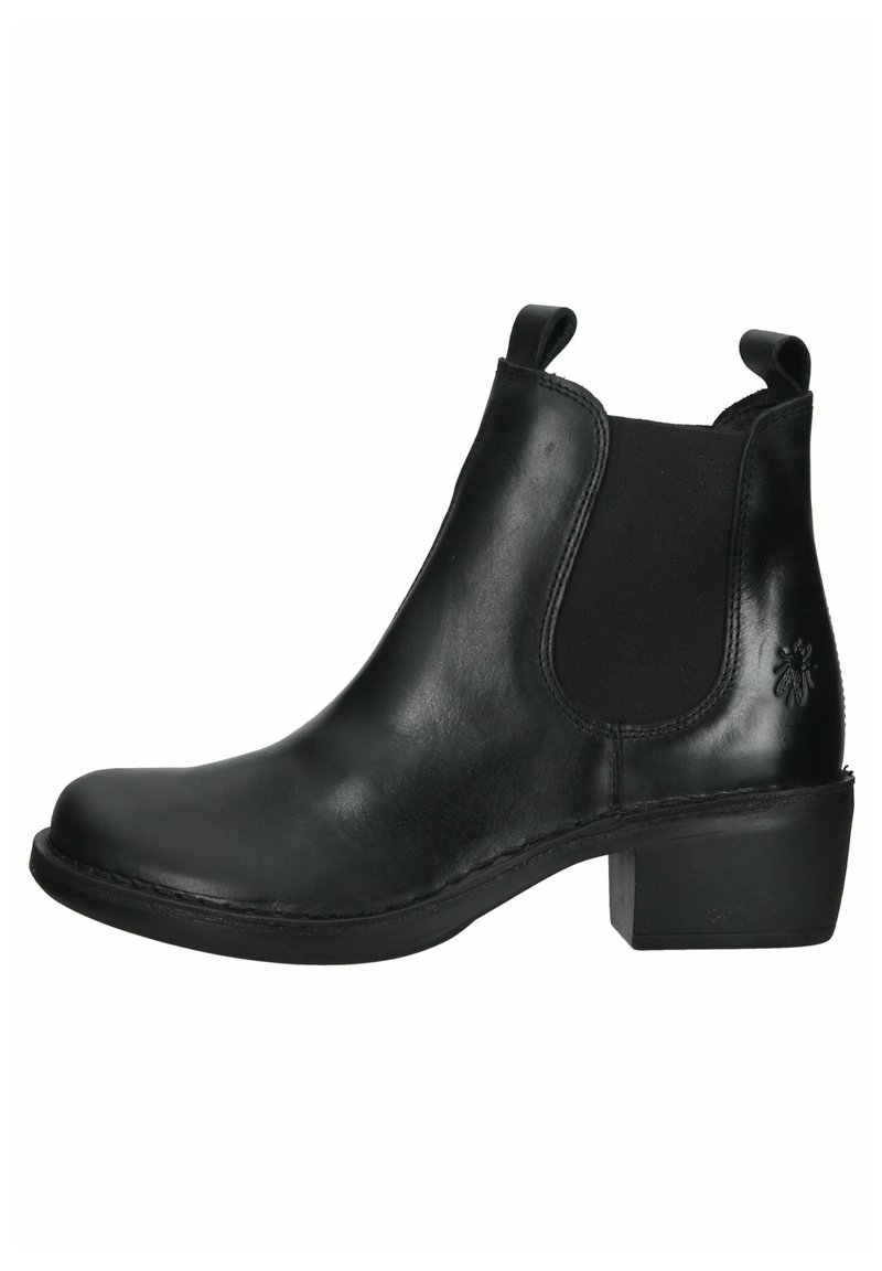 Stivaletto Chelsea in pelle nera con pannelli laterali elasticizzati, tacco basso impilato e dettaglio del logo in rilievo sul lato esterno. Finitura liscia e punta arrotondata.