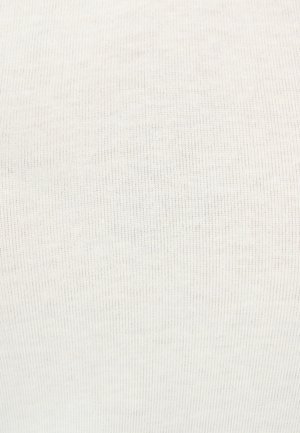 Beige ribbel gebreide stof, met fijne verticale lijnen en een gladde textuur met een lichte glans, geschikt voor kleding of accessoires.
