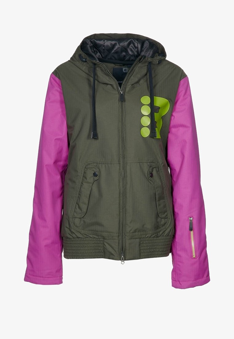 Huppari, jossa on oliivivihreä vartalo ja kirkkaan vaaleanpunaiset hihat. Varustettu vetoketjulla, taskuilla ja suuressa vihreässä logossa edessä.