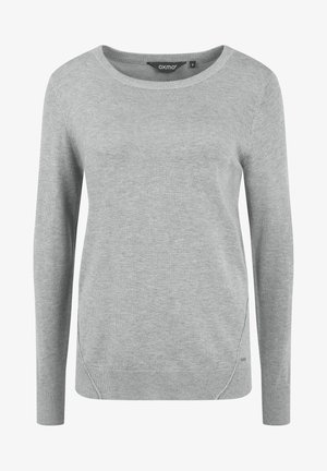 Sivi džemper s dugim rukavima, okruglim izrezom, rebrastim manžetama i rubovima, glatke teksture te diskretnom oznakom brenda na donjoj lijevoj strani.