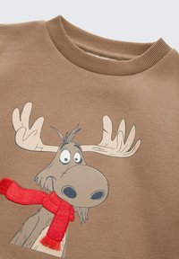 Felpa marrone con un fumetto di un alce che indossa una sciarpa rossa. Il design include dettagli ricamati e un collo a costine.