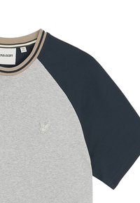 Grå og marineblå bomulds-T-shirt med rund halsudskæring og raglanærmer. Har broderet logo på brystet og stribet kant.